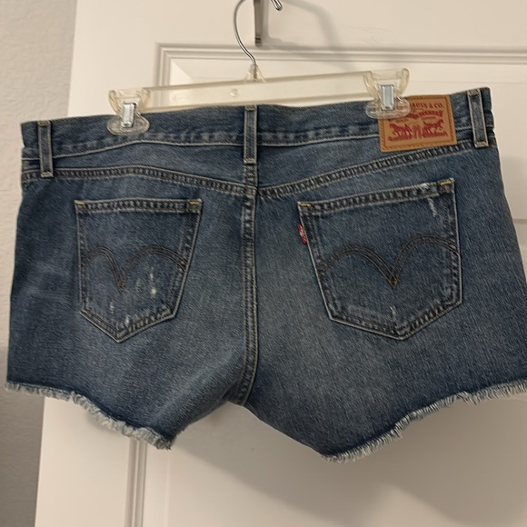 Levi’s cut off shorts medium rinse denim jean SZ 32 or 14 100% cotton distressed - Picture 2 of 12